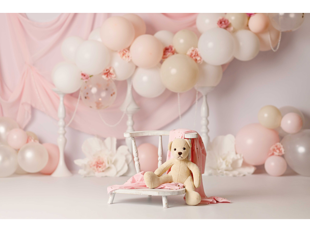 Fond photo bébé et smash cake Princesse – arche de ballons rose pâle avec drapé et fleurs | Colors&Drops