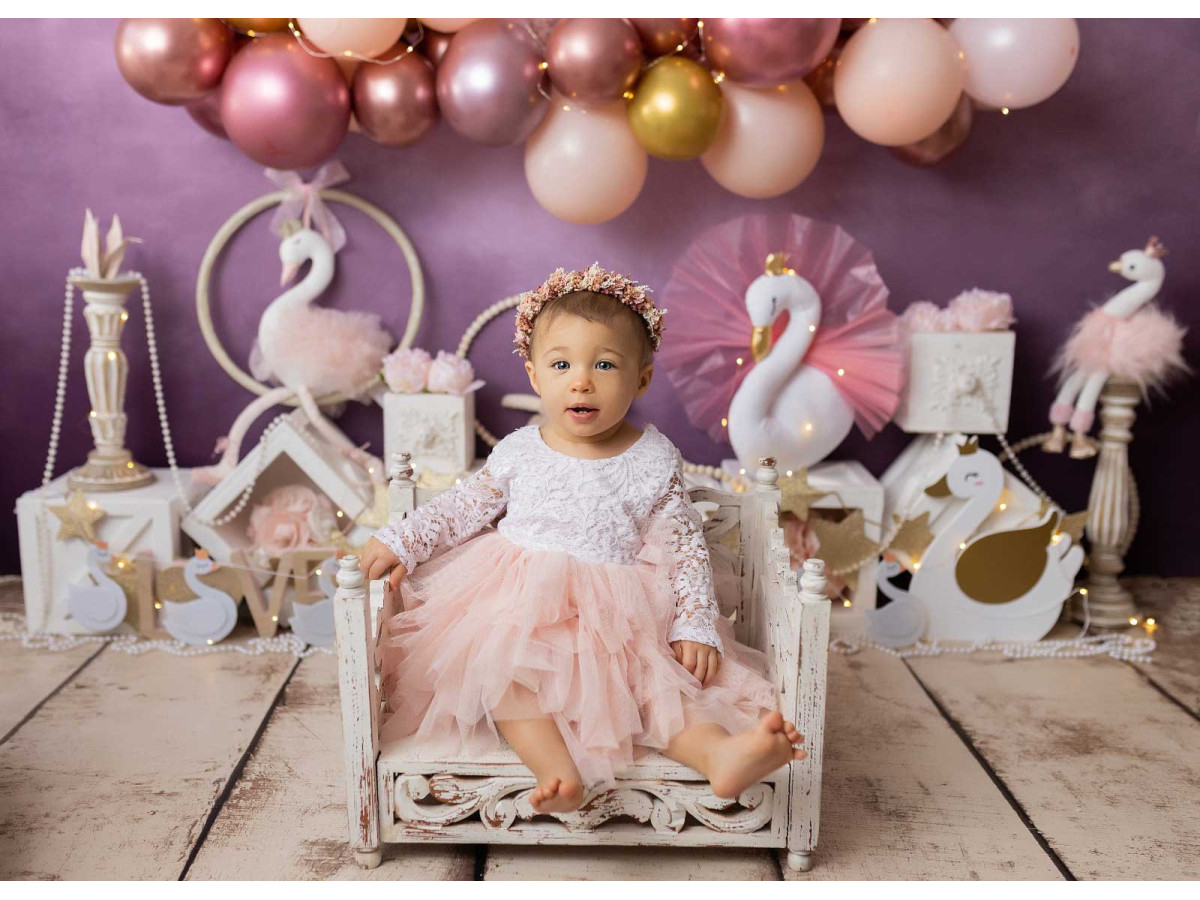 Fondo fotográfico de bebé y smash cake Le Ballet des Cygnes – globos rosas con cisnes, bailarina y aros | Colors&Drops
