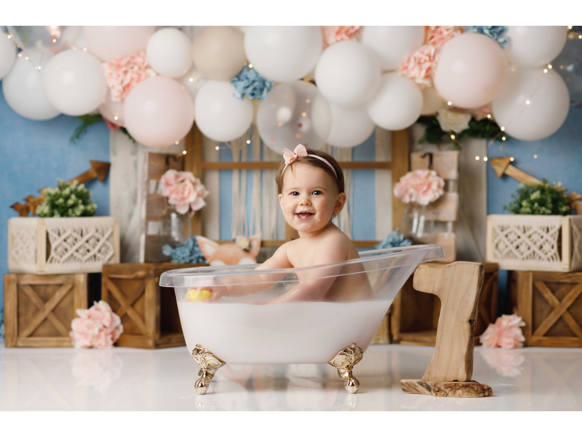 Fond photo bébé et smash cake Foxette Ballons – ballons pastel avec fenêtre en bois et renards | Colors&Drops