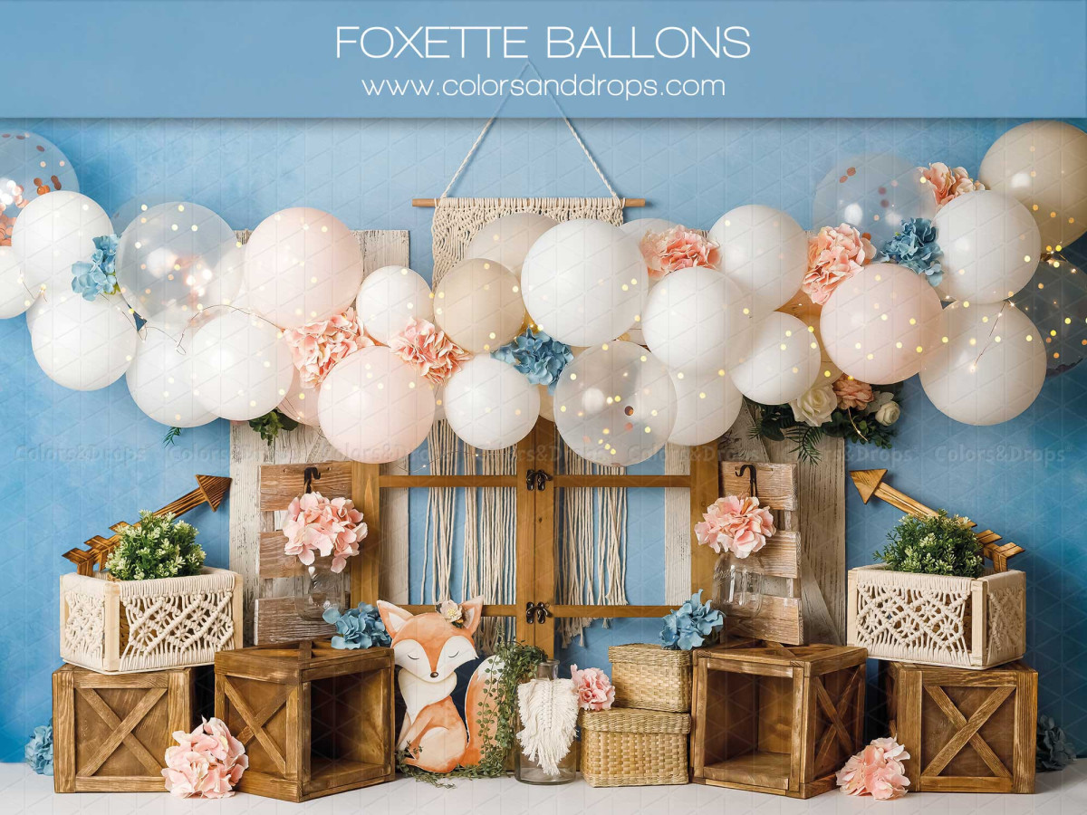 Fond photo bébé et smash cake Foxette Ballons – ballons pastel avec fenêtre en bois et renards | Colors&Drops