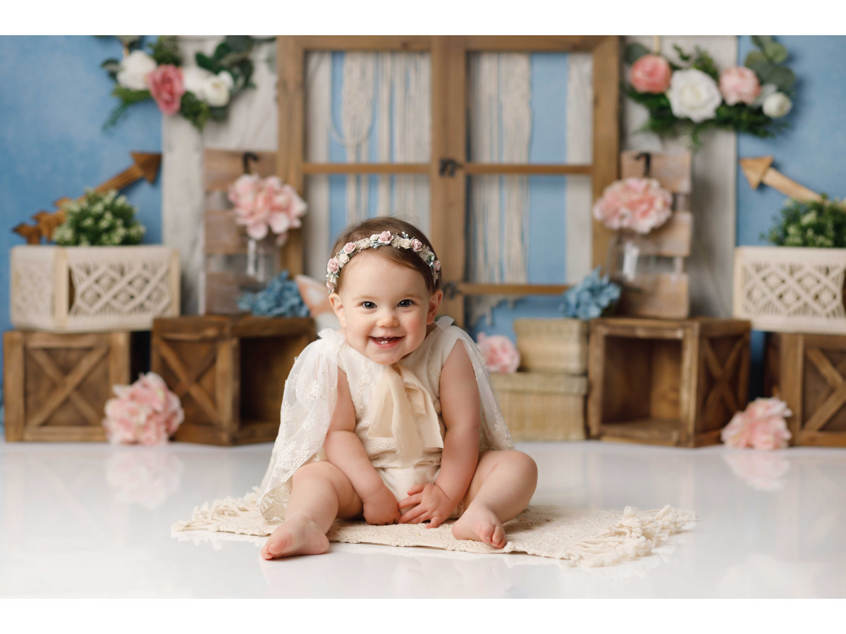 Fondo fotográfico de bebé y smash cake Foxette – ventana de madera con macramé, flores y zorros | Colors&Drops