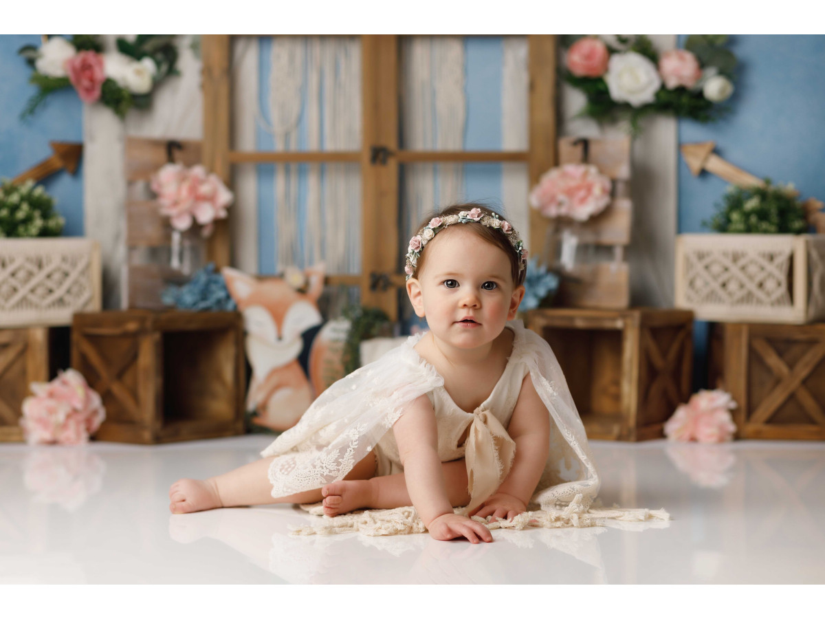 Fondo fotográfico de bebé y smash cake Foxette – ventana de madera con macramé, flores y zorros | Colors&Drops