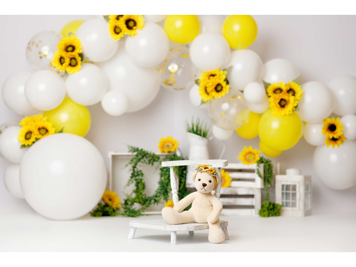 Fondo fotográfico de bebé y smash cake Garden Tournosol – arco de globos blancos y amarillos con girasoles | Colors&Drops
