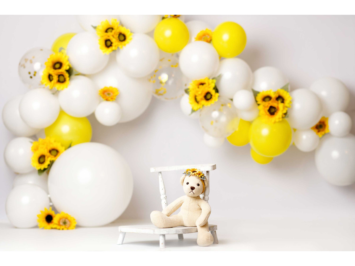 Baby & cake smash photo backdrop Tournette – white and yellow balloon garland with sunflowers | Colors&Drops