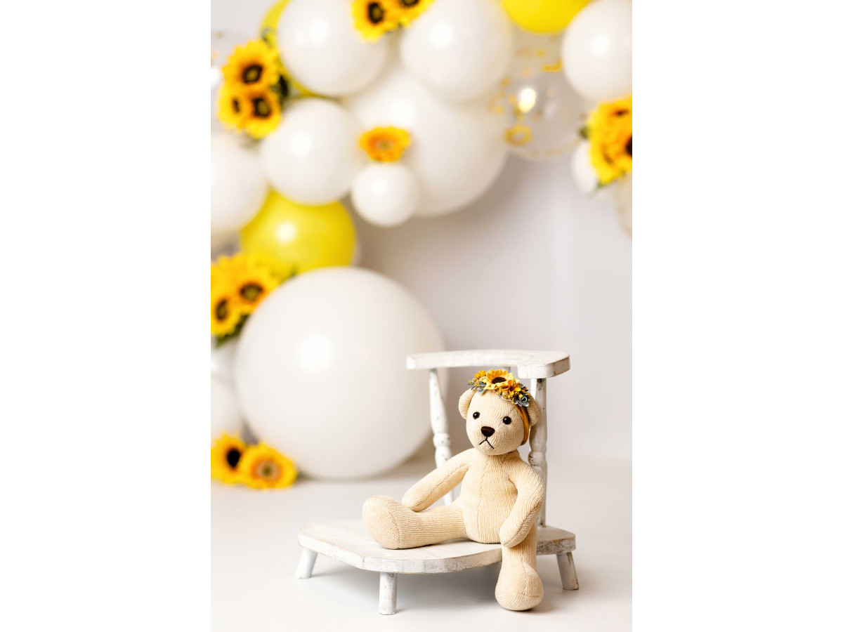 Baby & cake smash photo backdrop Tournette – white and yellow balloon garland with sunflowers | Colors&Drops