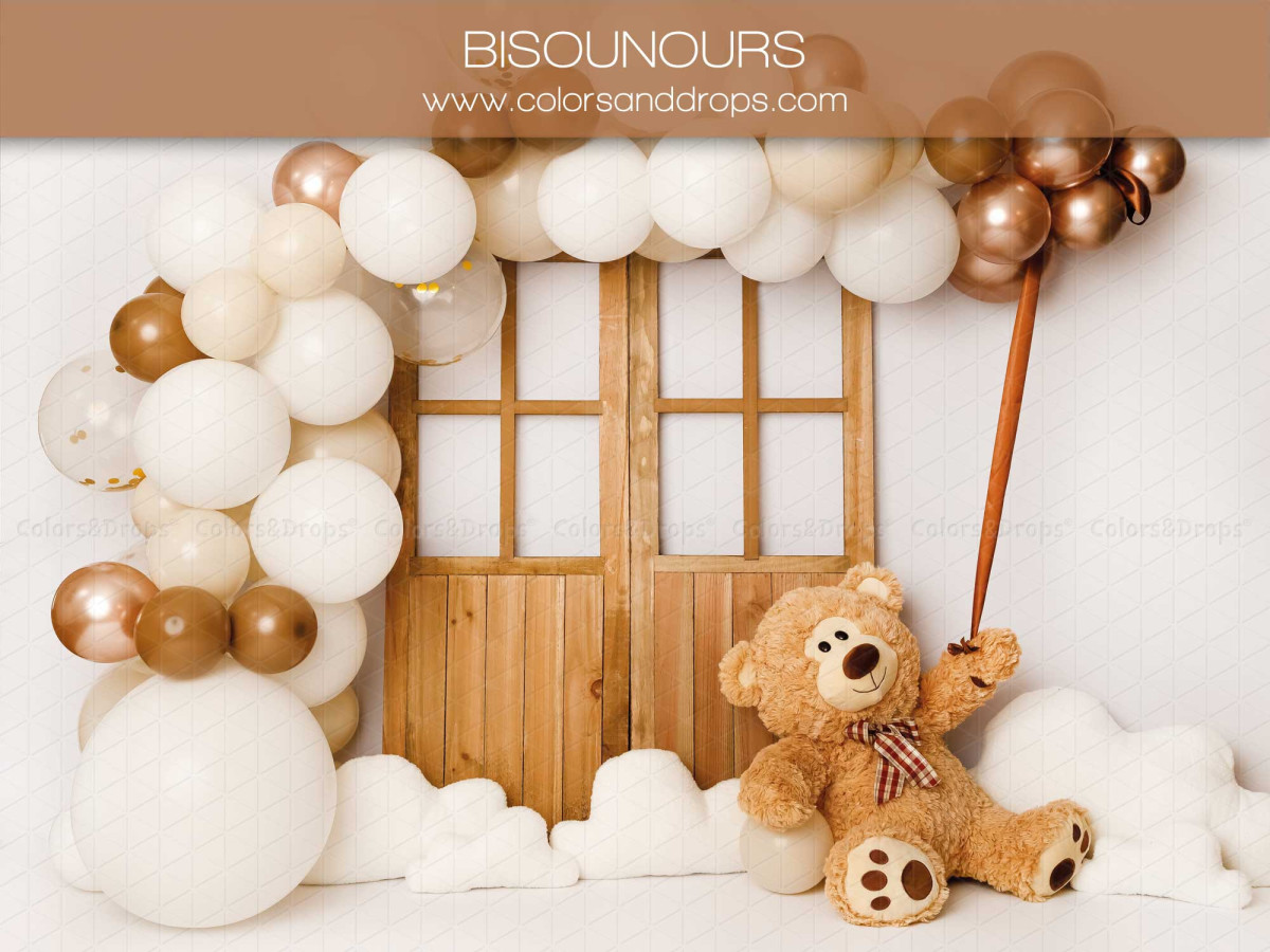 Baby & cake smash photo backdrop Bisounours – cream and copper balloons with wooden door and teddy bear | Colors&Drops