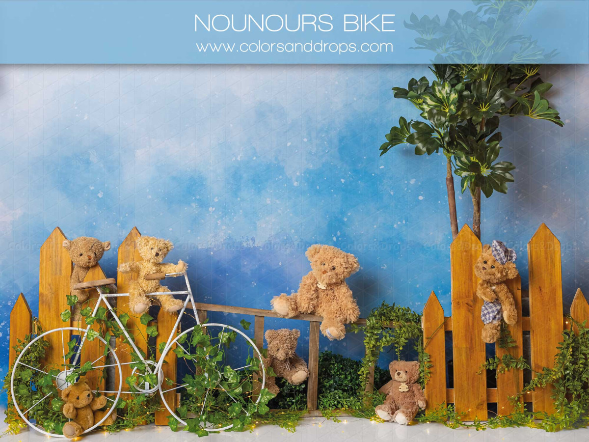 Fond photo bébé et smash cake Nounours Bike – clôture en bois avec ours en peluche et vélo | Colors&Drops