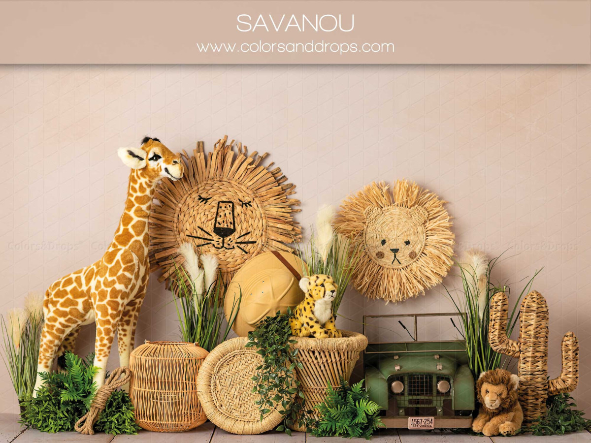 Baby & cake smash photo backdrop Savanou – safari set with giraffe, rattan lions and jeep | Colors&Drops