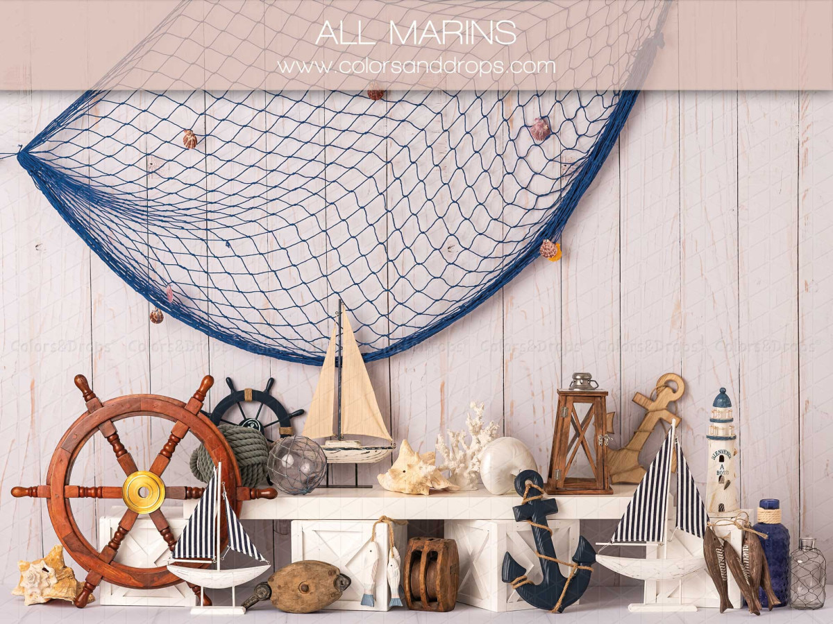 Fond photo bébé et smash cake All Marins – mur en bois blanc avec filet de pêche et gouvernail | Colors&Drops
