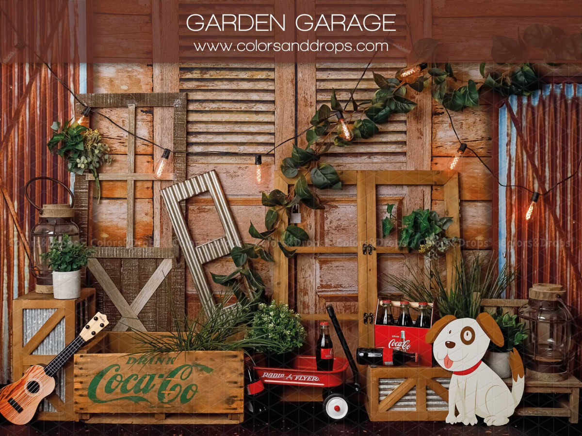 Fond photo bébé et smash cake Garden Garage – garage en bois avec volets, lierre et chien en peluche | Colors&Drops
