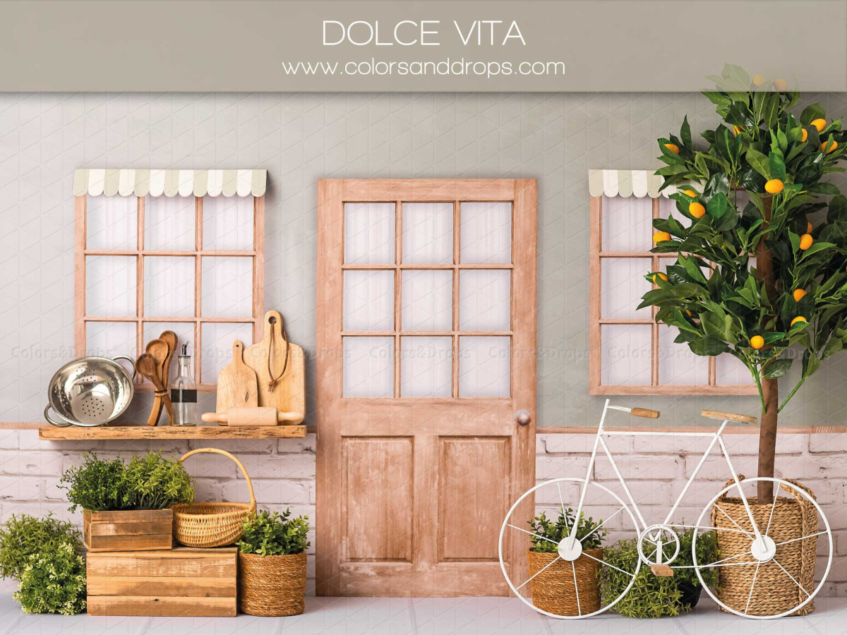 Fondo fotográfico de bebé y smash cake Dolce Vita – fachada italiana con puerta de madera, limonero y bicicleta | Colors&Drops