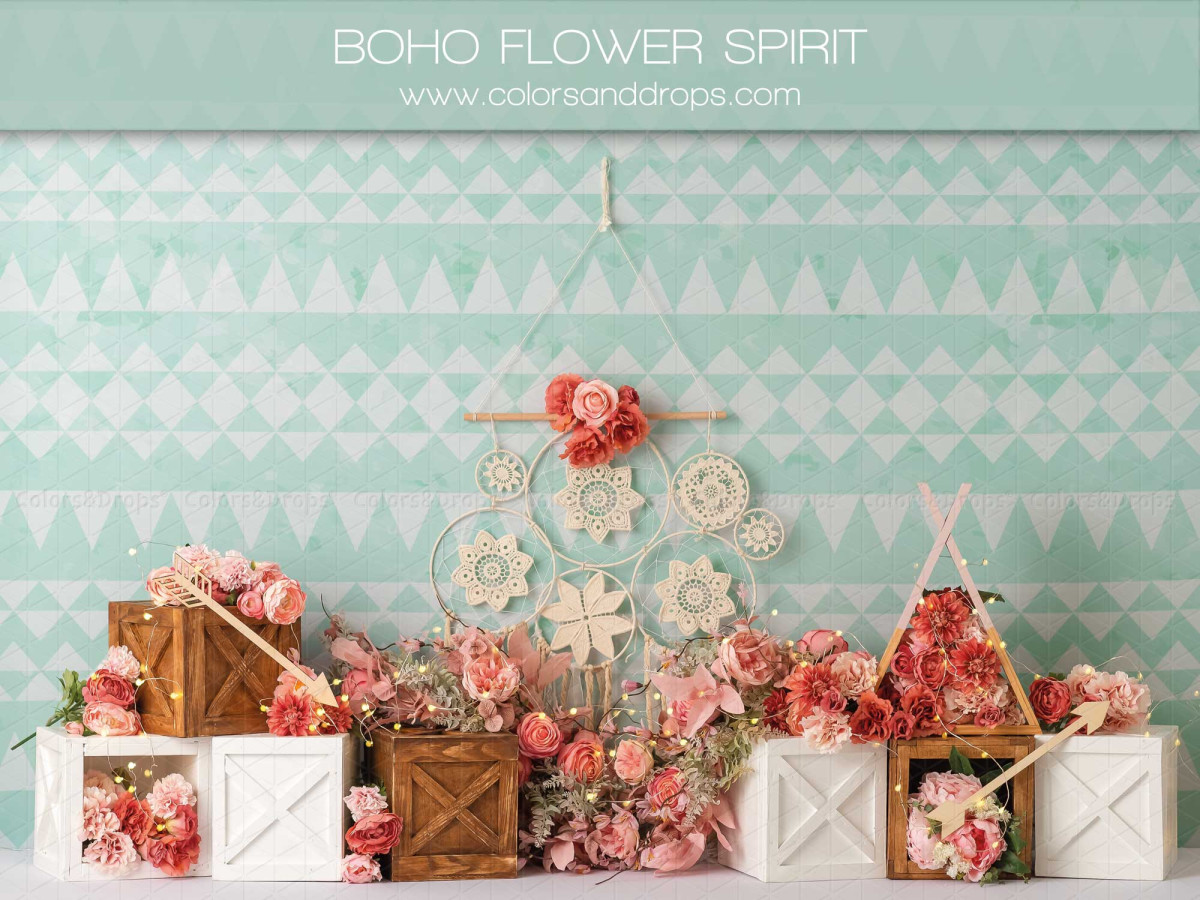 Fond photo bébé et smash cake Boho Flower Spirit – mur turquoise motif triangles avec fleurs et caisses | Colors&Drops