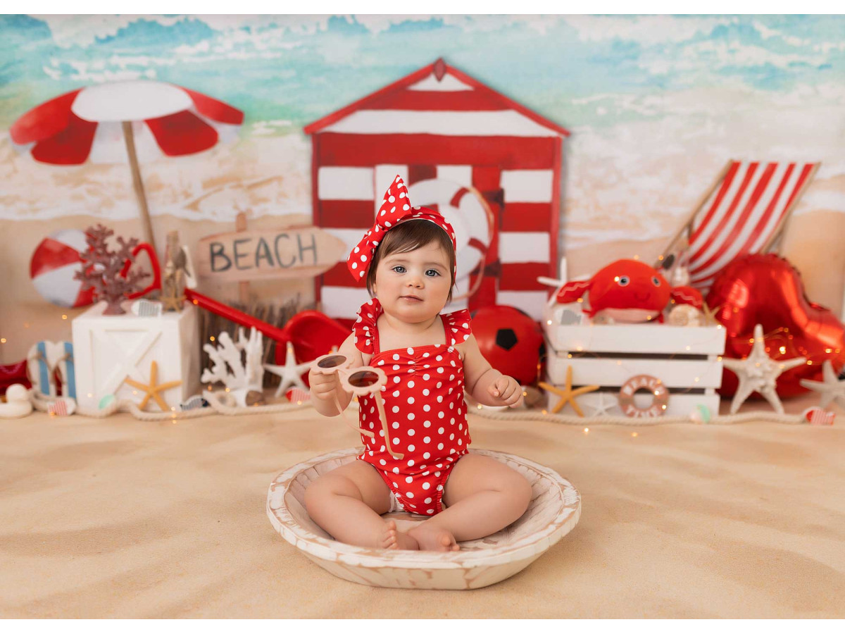 Baby & cake smash photo backdrop Jeux de Plage – beach with red striped hut, umbrella and floats | Colors&Drops