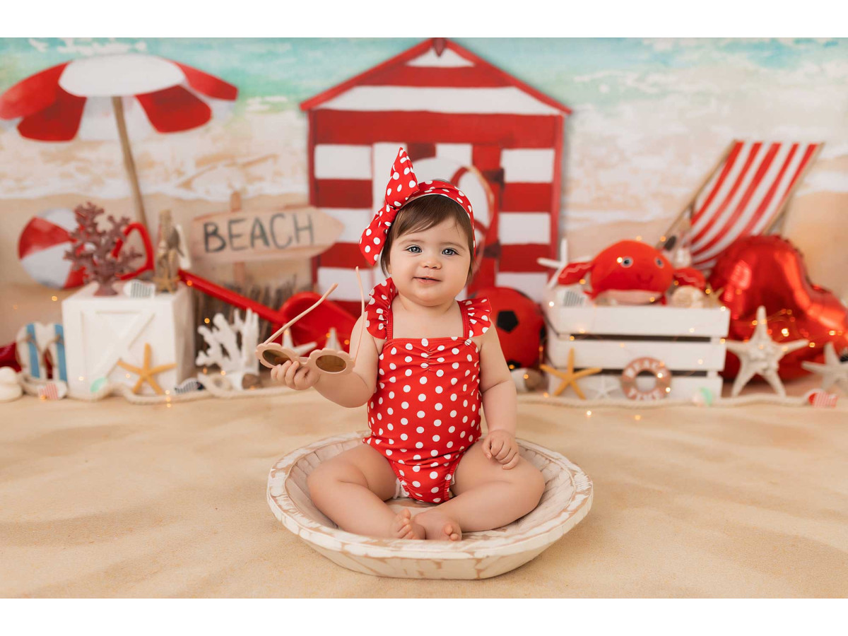 Baby & cake smash photo backdrop Jeux de Plage – beach with red striped hut, umbrella and floats | Colors&Drops