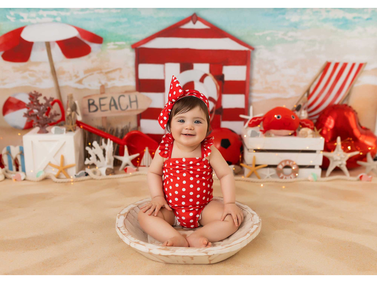 Baby & cake smash photo backdrop Jeux de Plage – beach with red striped hut, umbrella and floats | Colors&Drops