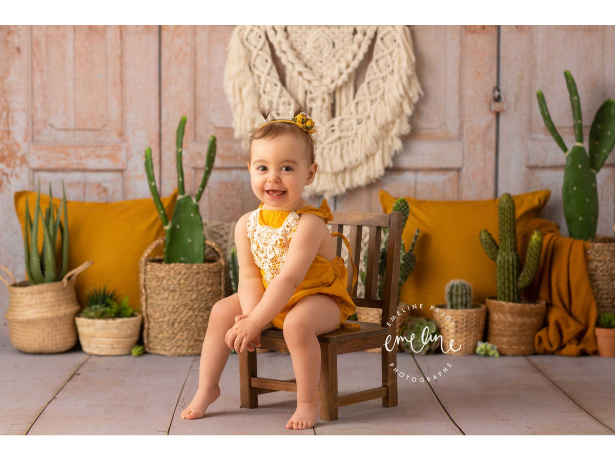 Fond photo bébé et smash cake Boho Cactus – mur en bois avec macramé, cactus et coussins | Colors&Drops