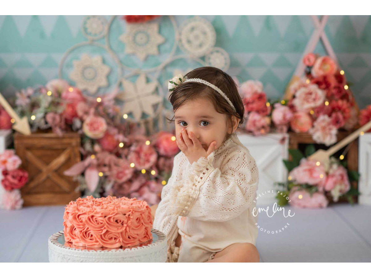 Fond photo bébé et smash cake Boho Flower Spirit – mur turquoise motif triangles avec fleurs et caisses | Colors&Drops