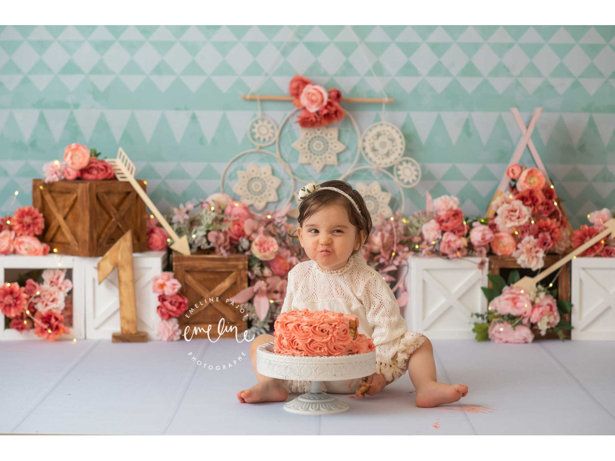 Fond photo bébé et smash cake Boho Flower Spirit – mur turquoise motif triangles avec fleurs et caisses | Colors&Drops