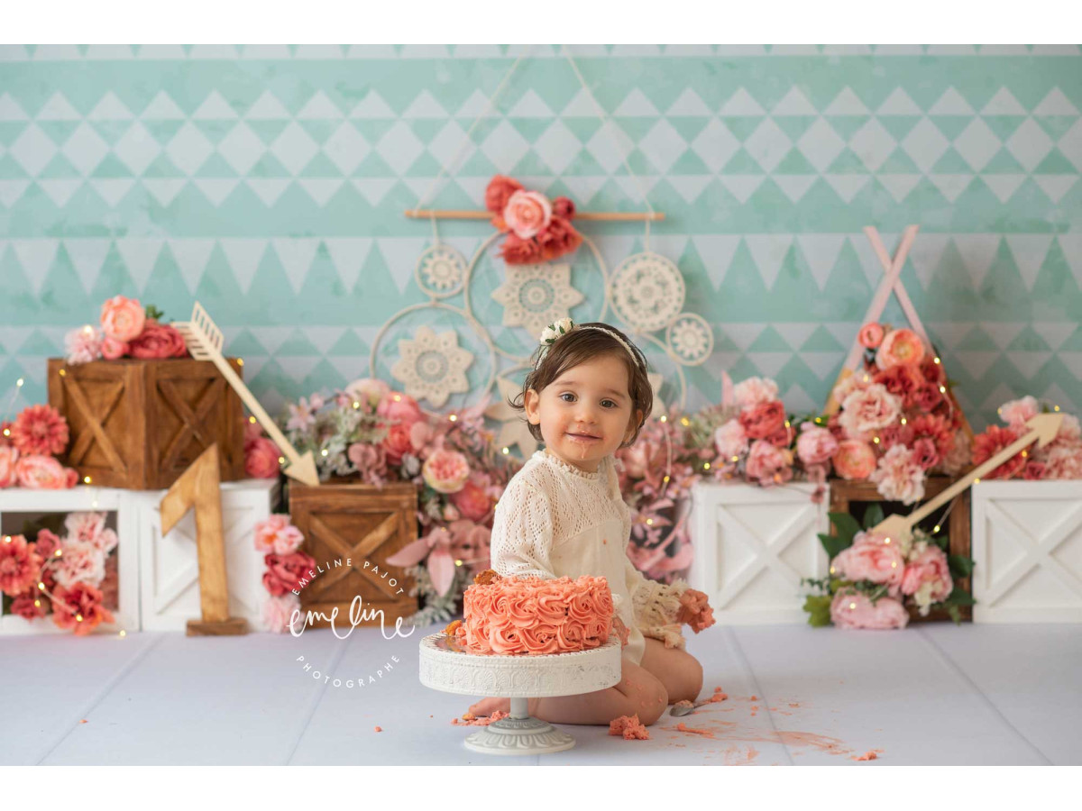 Fond photo bébé et smash cake Boho Flower Spirit – mur turquoise motif triangles avec fleurs et caisses | Colors&Drops