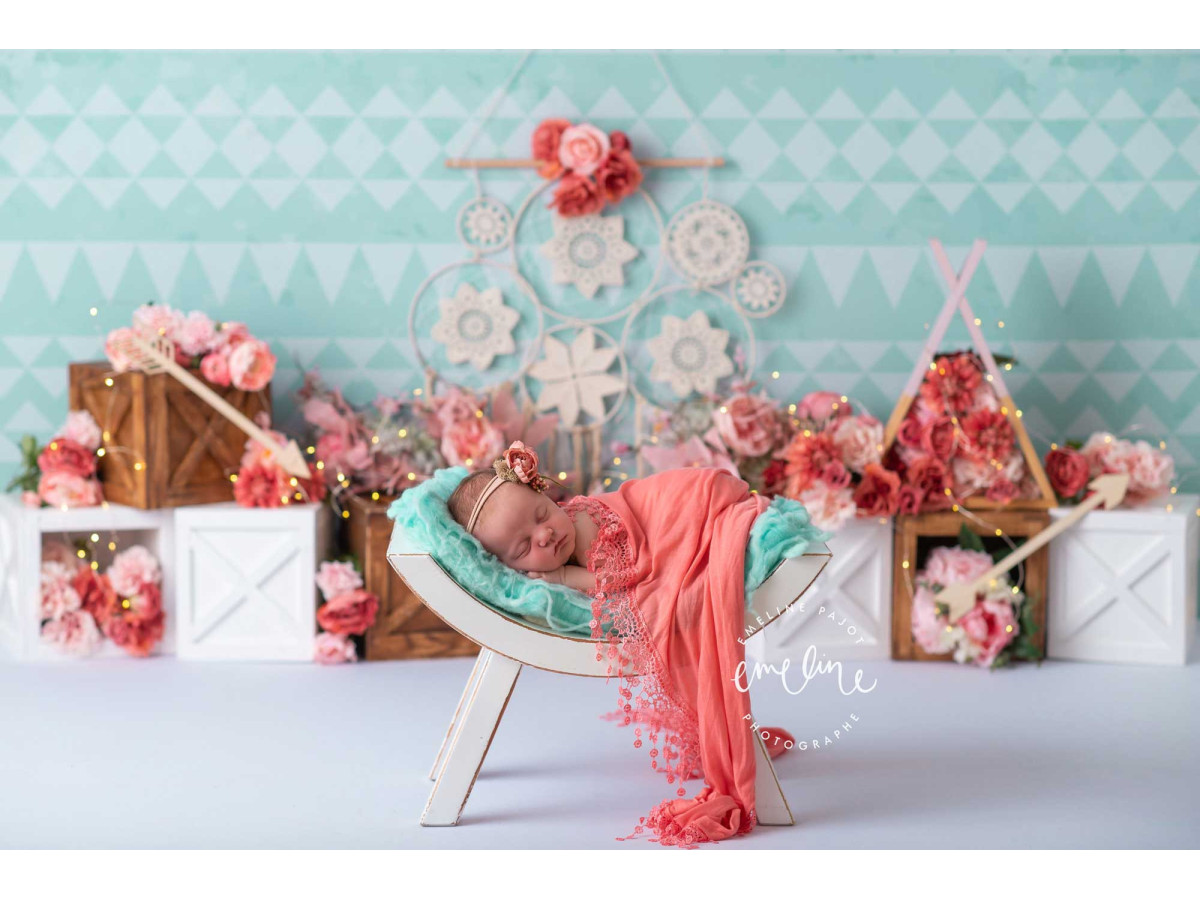 Baby & cake smash photo backdrop Boho Flower Spirit – turquoise triangle-pattern wall with flowers and crates | Colors&Drops