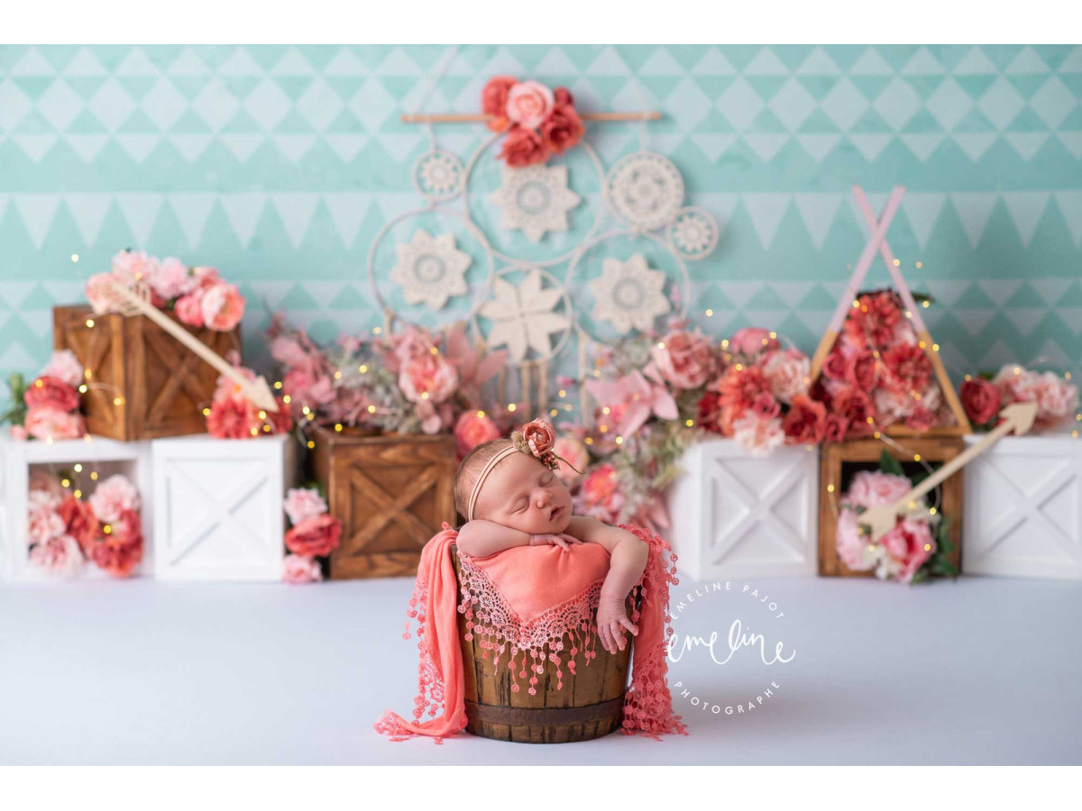 Fond photo bébé et smash cake Boho Flower Spirit – mur turquoise motif triangles avec fleurs et caisses | Colors&Drops