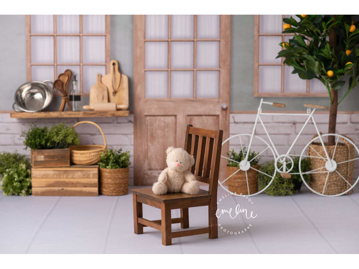 Fondo fotográfico de bebé y smash cake Dolce Vita – fachada italiana con puerta de madera, limonero y bicicleta | Colors&Drops