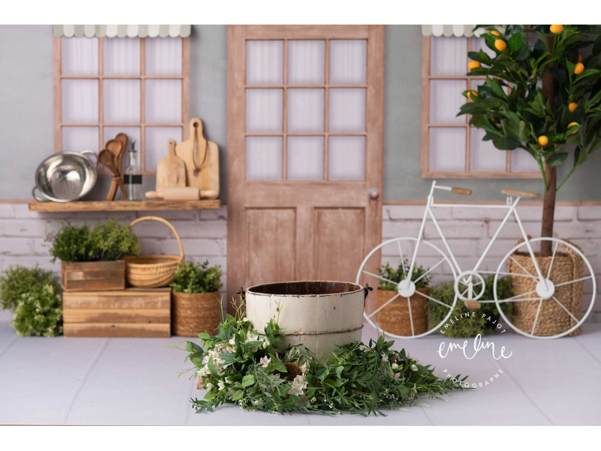 Fondo fotográfico de bebé y smash cake Dolce Vita – fachada italiana con puerta de madera, limonero y bicicleta | Colors&Drops