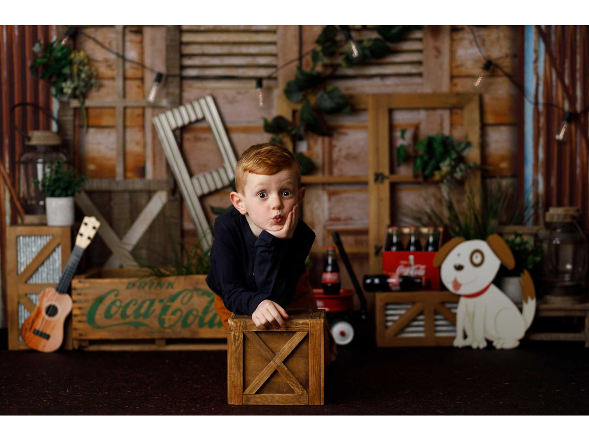 Fond photo bébé et smash cake Garden Garage – garage en bois avec volets, lierre et chien en peluche | Colors&Drops