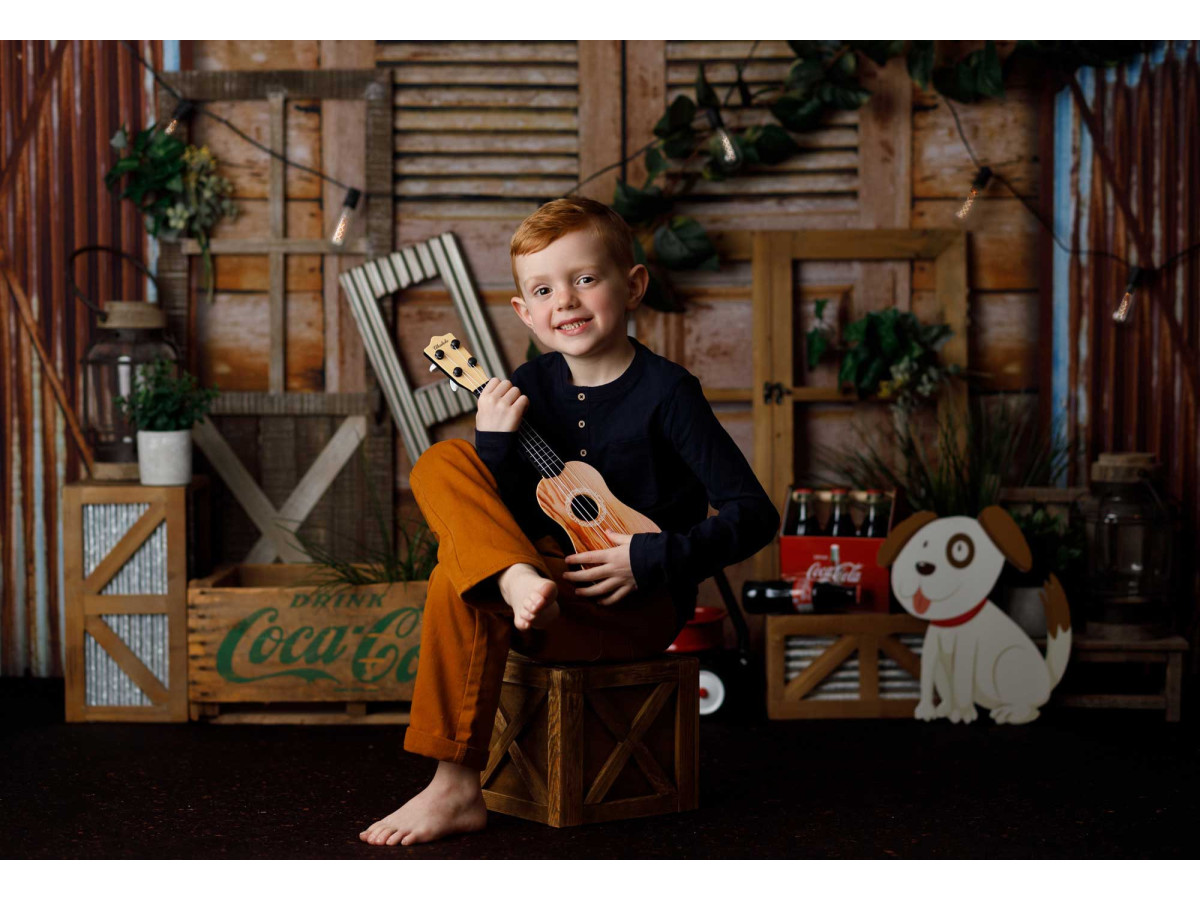 Fond photo bébé et smash cake Garden Garage – garage en bois avec volets, lierre et chien en peluche | Colors&Drops