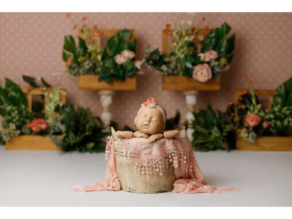 Fond photo bébé et smash cake Flory – mur rose à pois avec jardinières tropicales | Colors&Drops