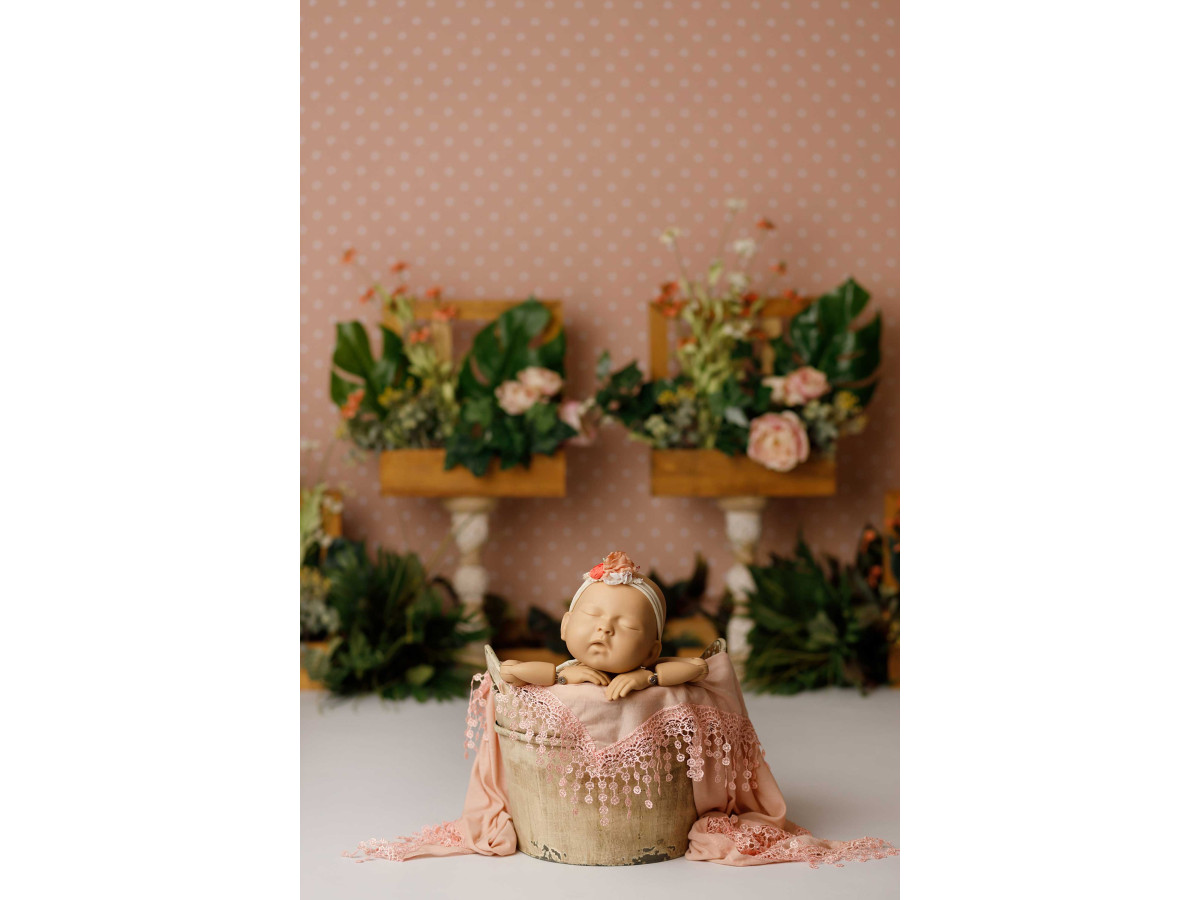 Fond photo bébé et smash cake Flory – mur rose à pois avec jardinières tropicales | Colors&Drops