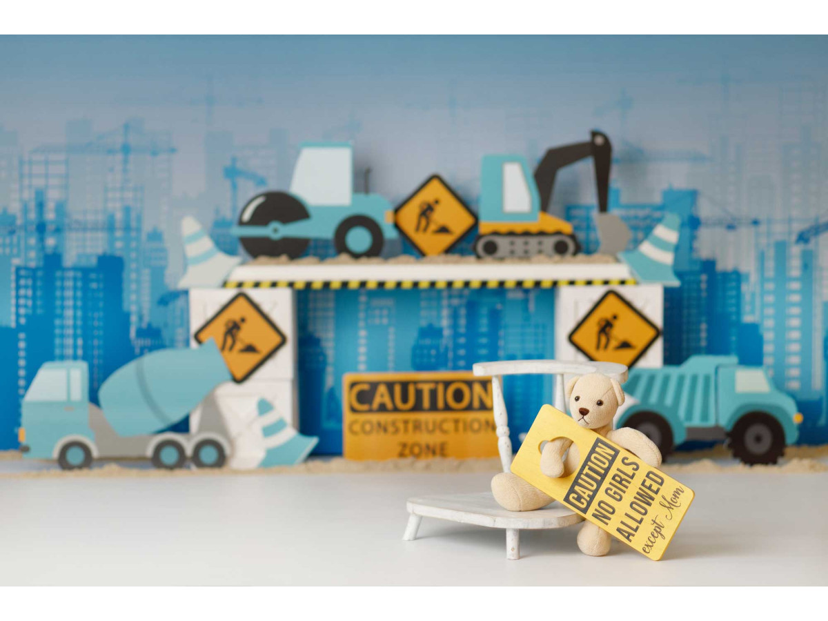 Fondo fotográfico de bebé y smash cake Btp – obra con máquinas de construcción y carteles | Colors&Drops