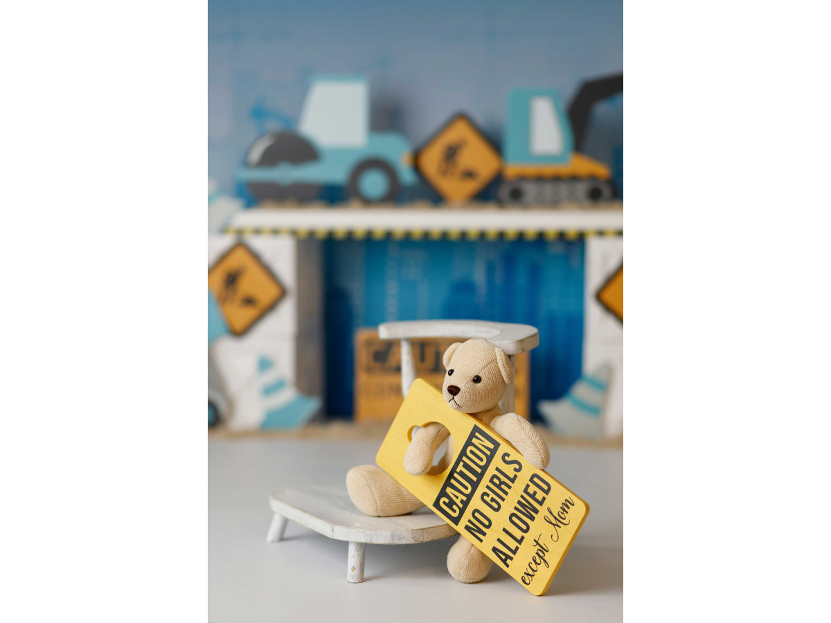 Fondo fotográfico de bebé y smash cake Btp – obra con máquinas de construcción y carteles | Colors&Drops