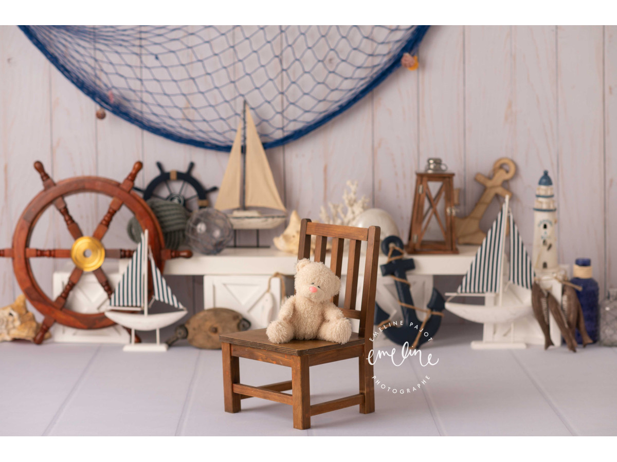 Fond photo bébé et smash cake All Marins – mur en bois blanc avec filet de pêche et gouvernail | Colors&Drops