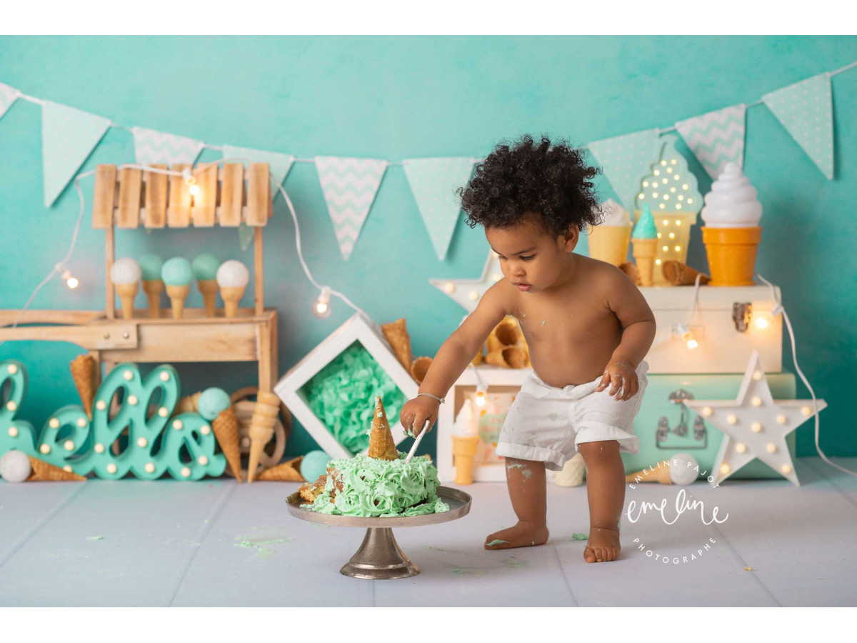 Fond photo bébé et smash cake Hello Ice Cream – mur turquoise avec fanions et stand de glaces | Colors&Drops