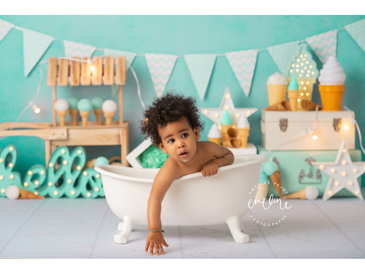 Fond photo bébé et smash cake Hello Ice Cream – mur turquoise avec fanions et stand de glaces | Colors&Drops