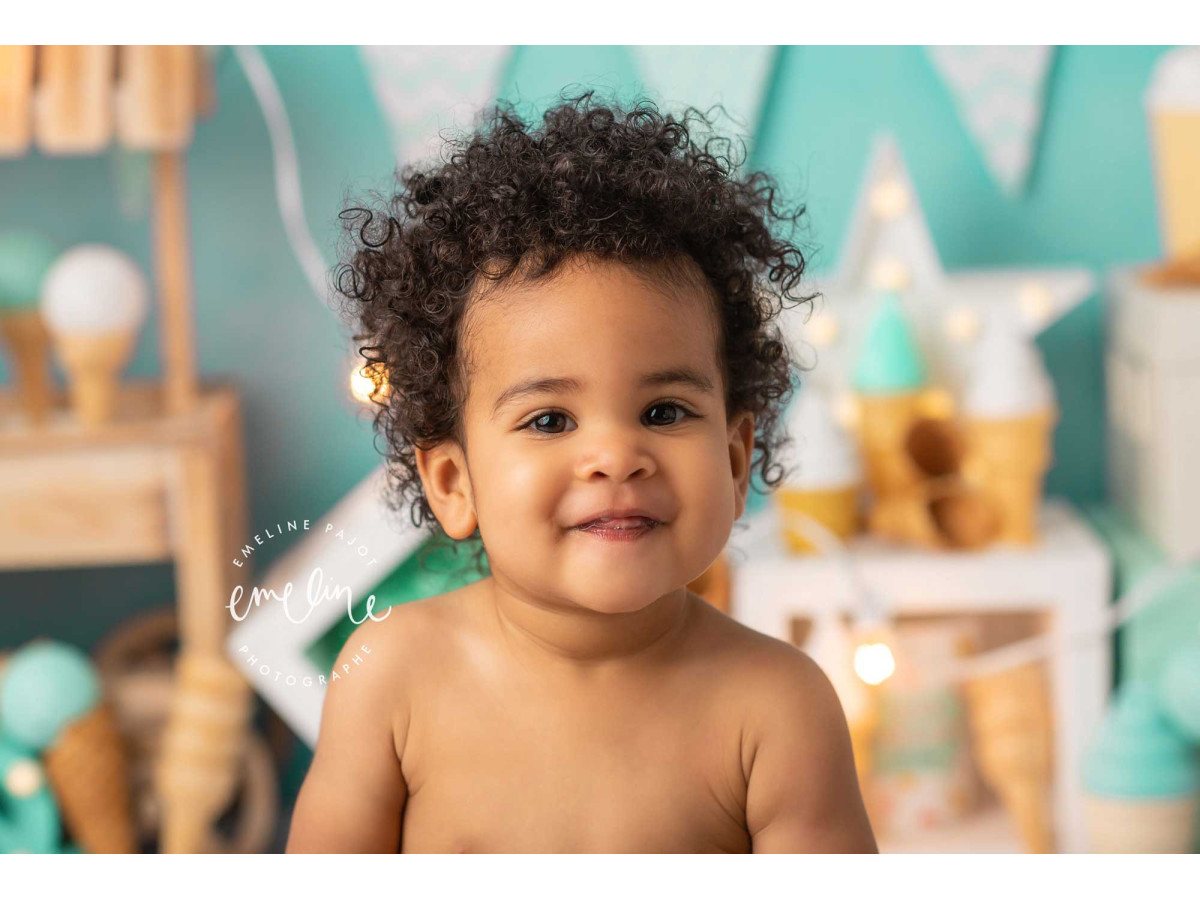 Fond photo bébé et smash cake Hello Ice Cream – mur turquoise avec fanions et stand de glaces | Colors&Drops