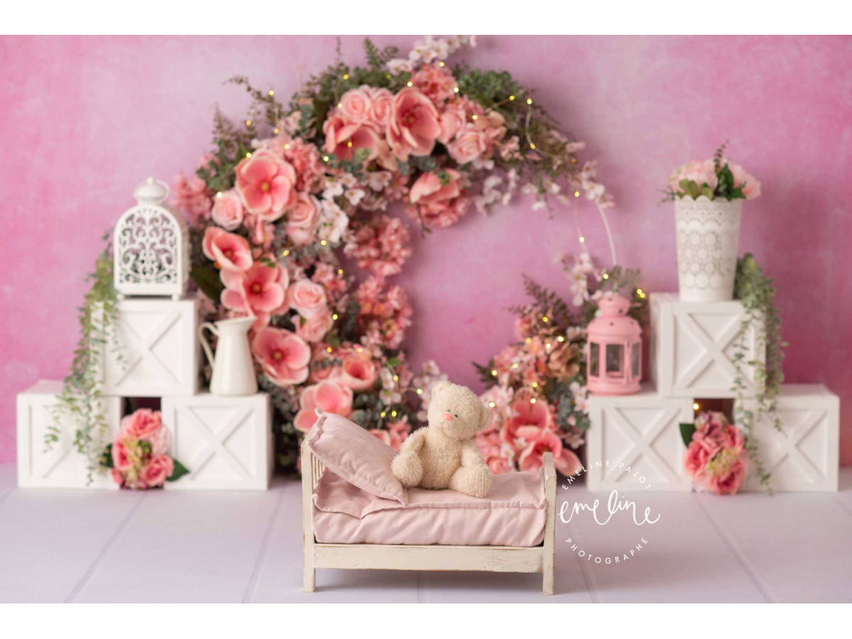 Fond photo bébé et smash cake Magnolia – couronne de roses roses avec cage et lanterne | Colors&Drops