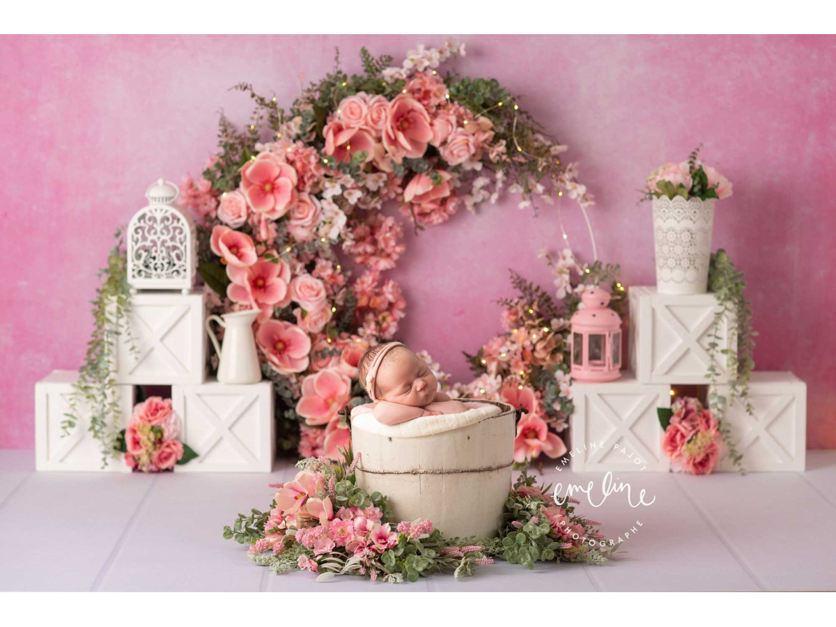 Fond photo bébé et smash cake Magnolia – couronne de roses roses avec cage et lanterne | Colors&Drops
