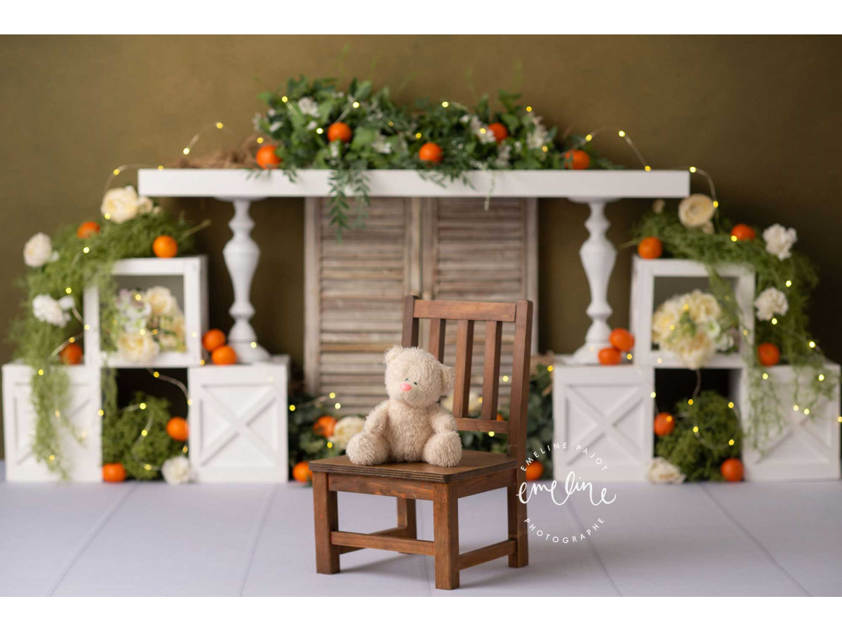 Baby & cake smash photo backdrop Mandarine – white console with shutters, oranges and foliage | Colors&Drops