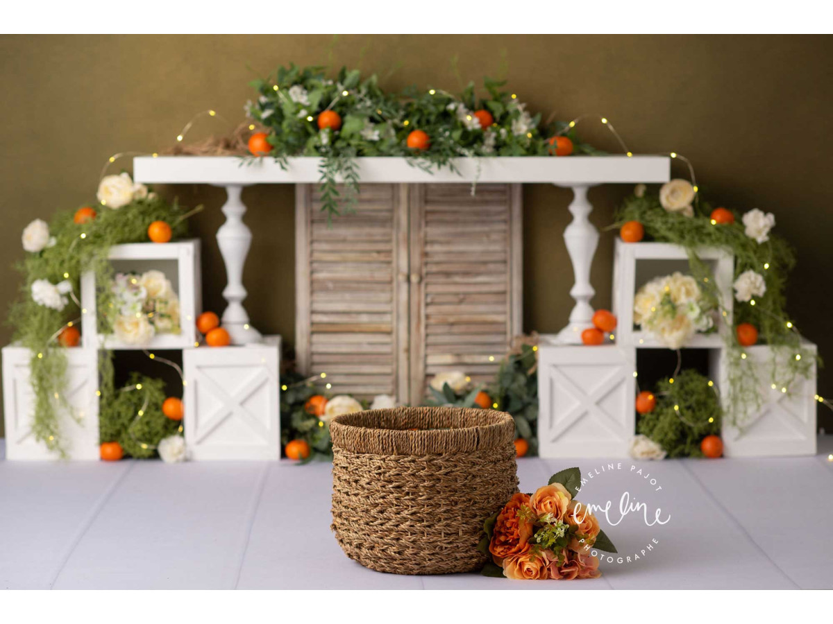 Baby & cake smash photo backdrop Mandarine – white console with shutters, oranges and foliage | Colors&Drops