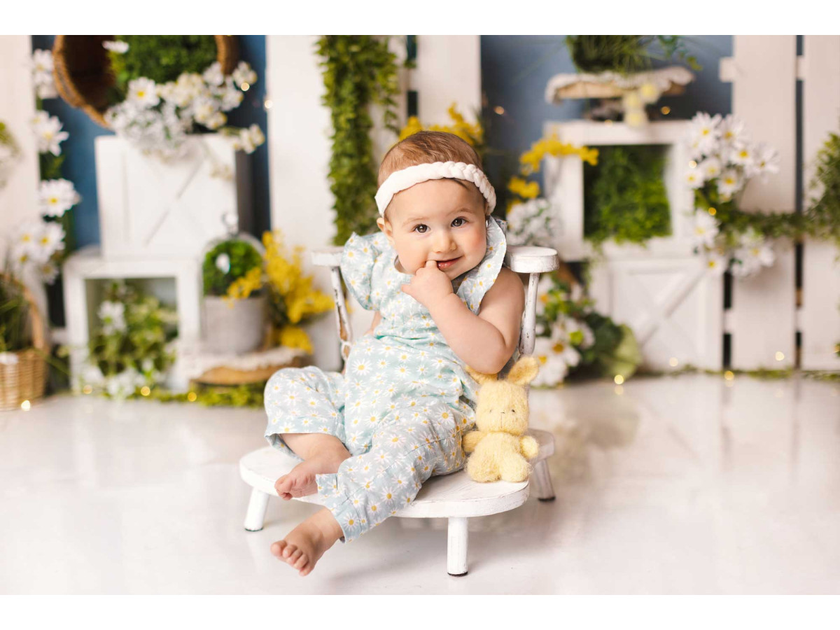 Fond photo bébé et smash cake Mimosa – clôture blanche avec mimosa et lierre sous ciel bleu | Colors&Drops
