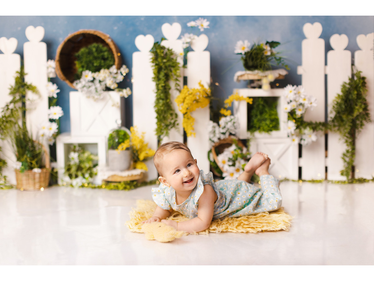 Fond photo bébé et smash cake Mimosa – clôture blanche avec mimosa et lierre sous ciel bleu | Colors&Drops