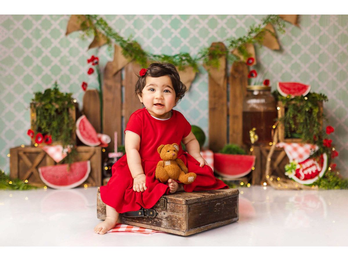 Fondo fotográfico de bebé y smash cake Pasteque Party – decorado de sandía con banderines, cajas y mantel vichy | Colors&Drops