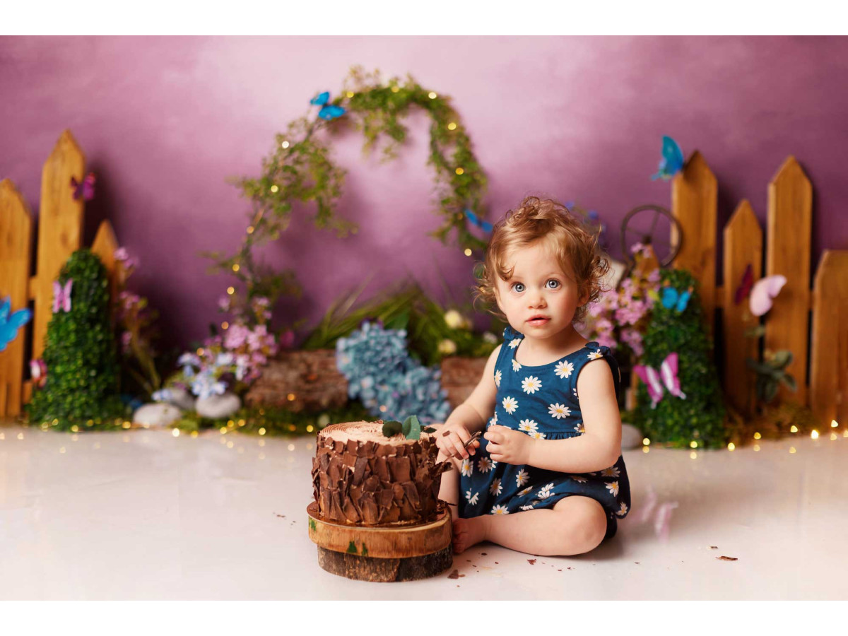 Baby & cake smash photo backdrop Papilusion – pink wall with flower arch, fence and butterflies | Colors&Drops