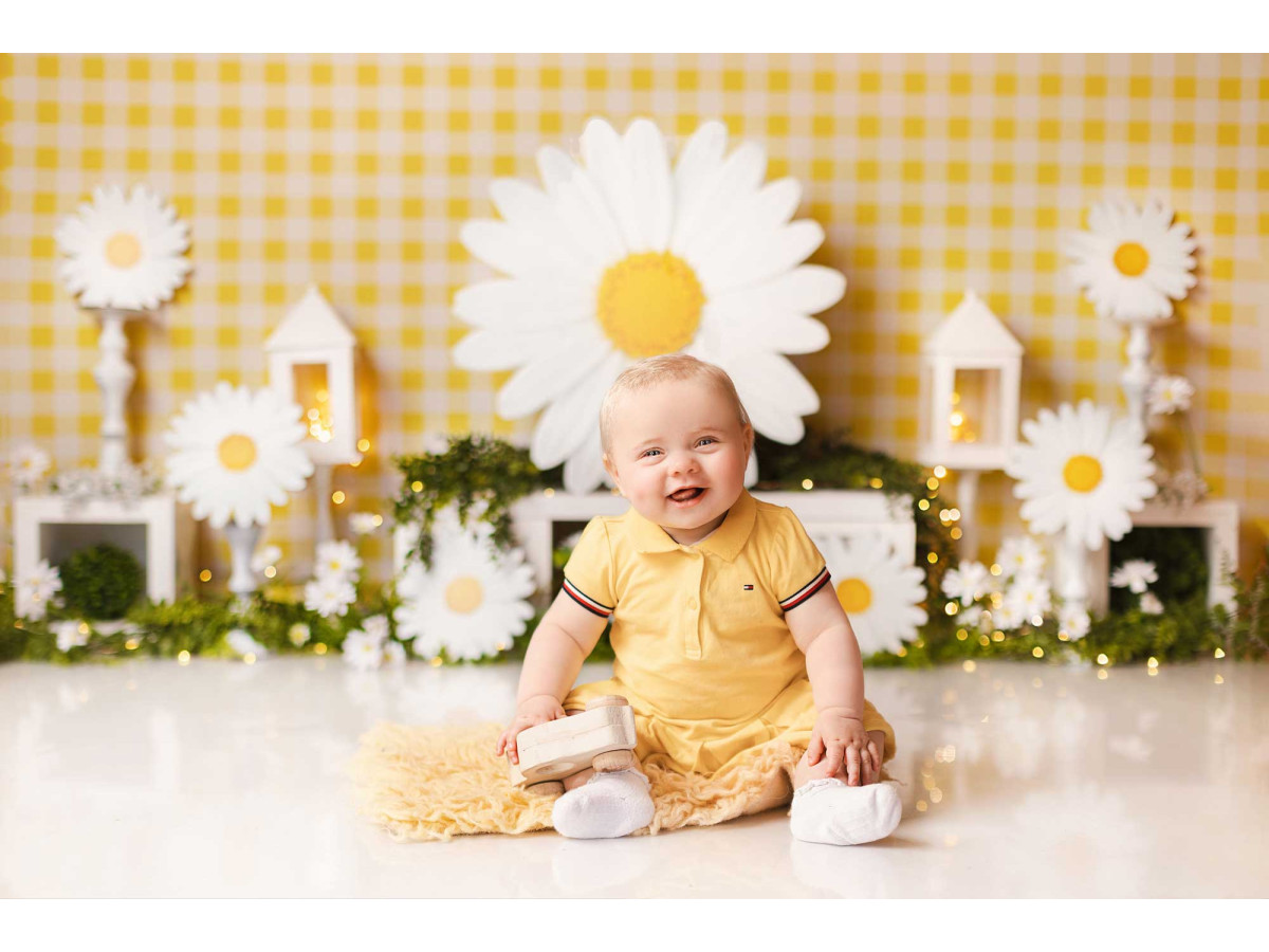 Fond photo bébé et smash cake Paquerette – nappe vichy jaune avec marguerites géantes | Colors&Drops