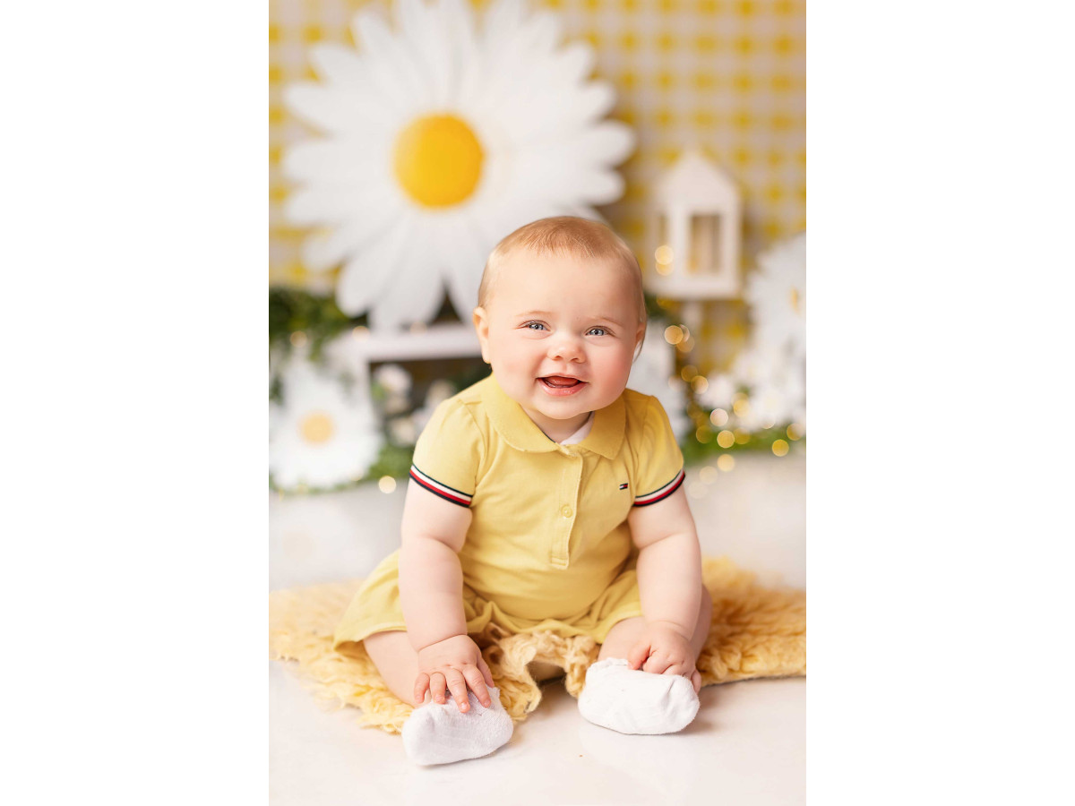Fond photo bébé et smash cake Paquerette – nappe vichy jaune avec marguerites géantes | Colors&Drops