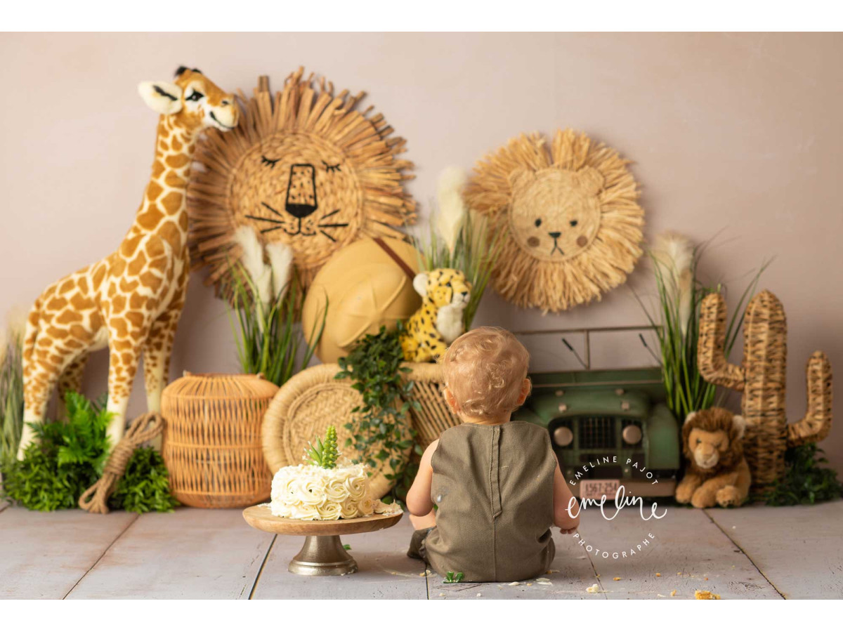 Baby & cake smash photo backdrop Savanou – safari set with giraffe, rattan lions and jeep | Colors&Drops