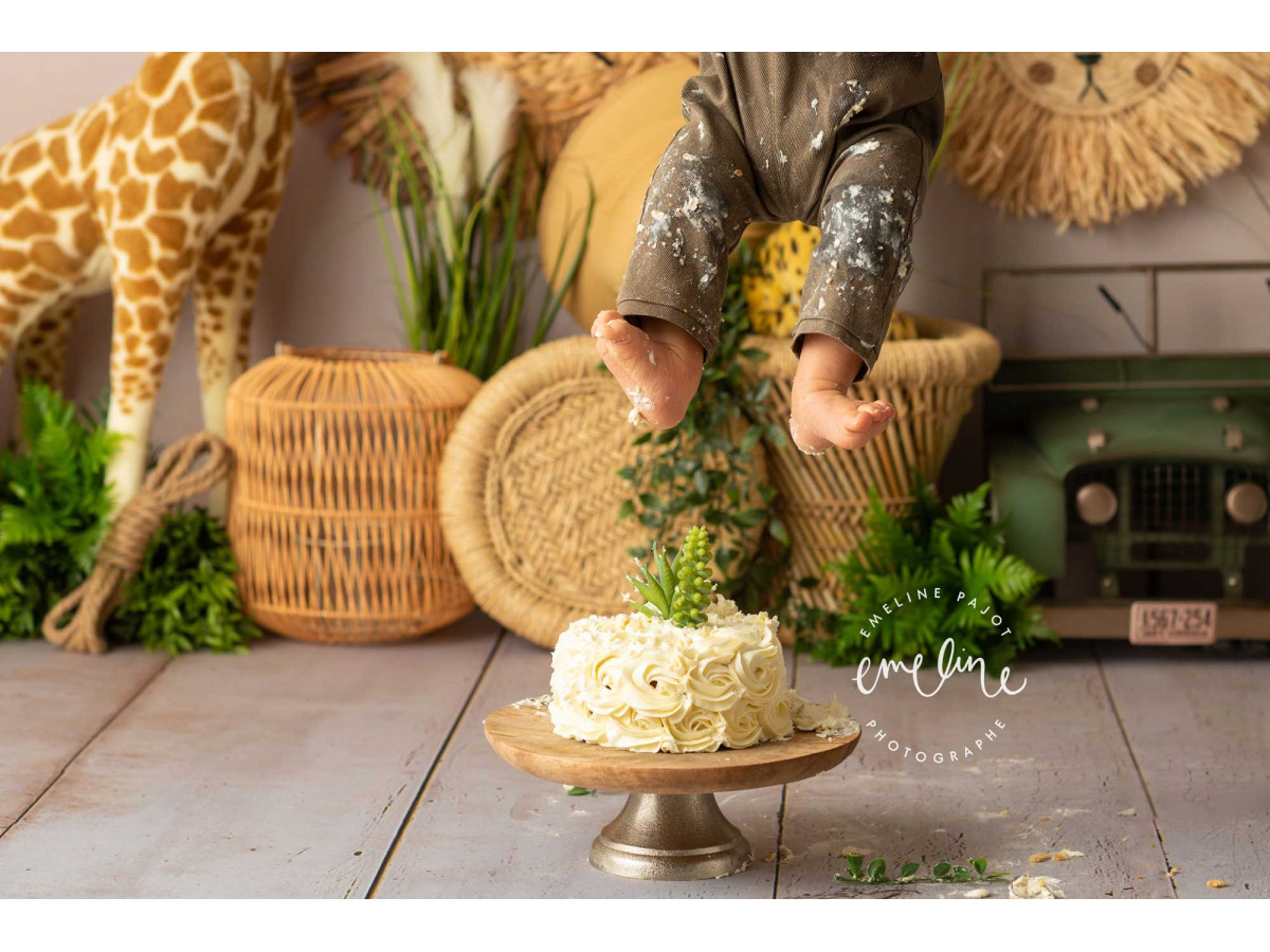 Baby & cake smash photo backdrop Savanou – safari set with giraffe, rattan lions and jeep | Colors&Drops