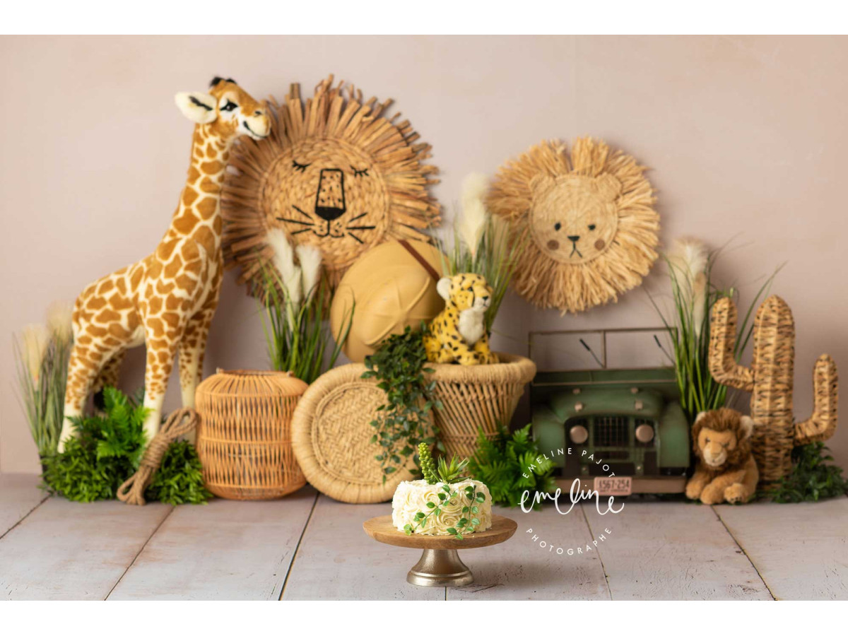 Baby & cake smash photo backdrop Savanou – safari set with giraffe, rattan lions and jeep | Colors&Drops